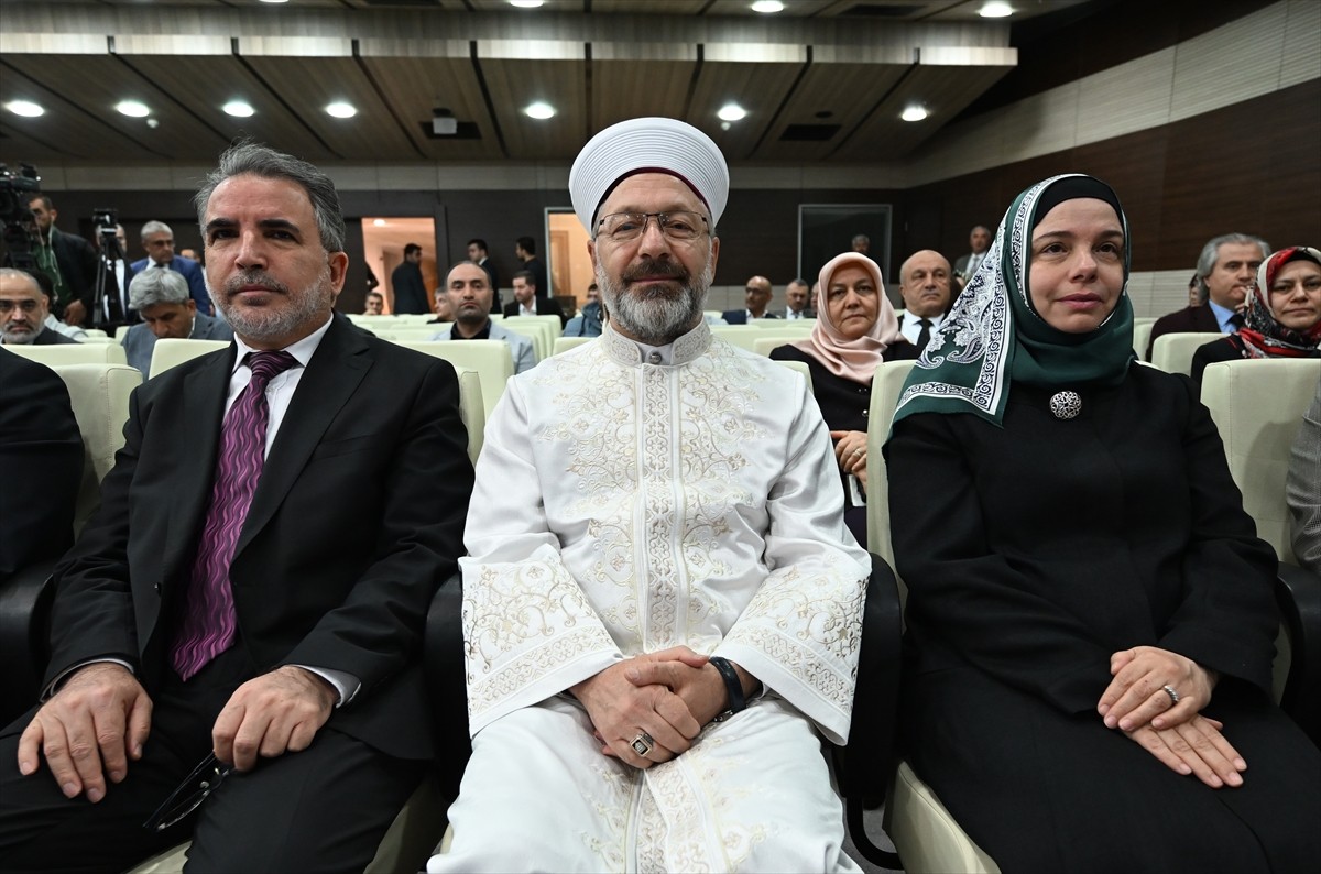 Diyanet İşleri Başkanı Ali Erbaş (sağ 3), Din İşleri Yüksek Kurulunun, kurul binasındaki konferans...