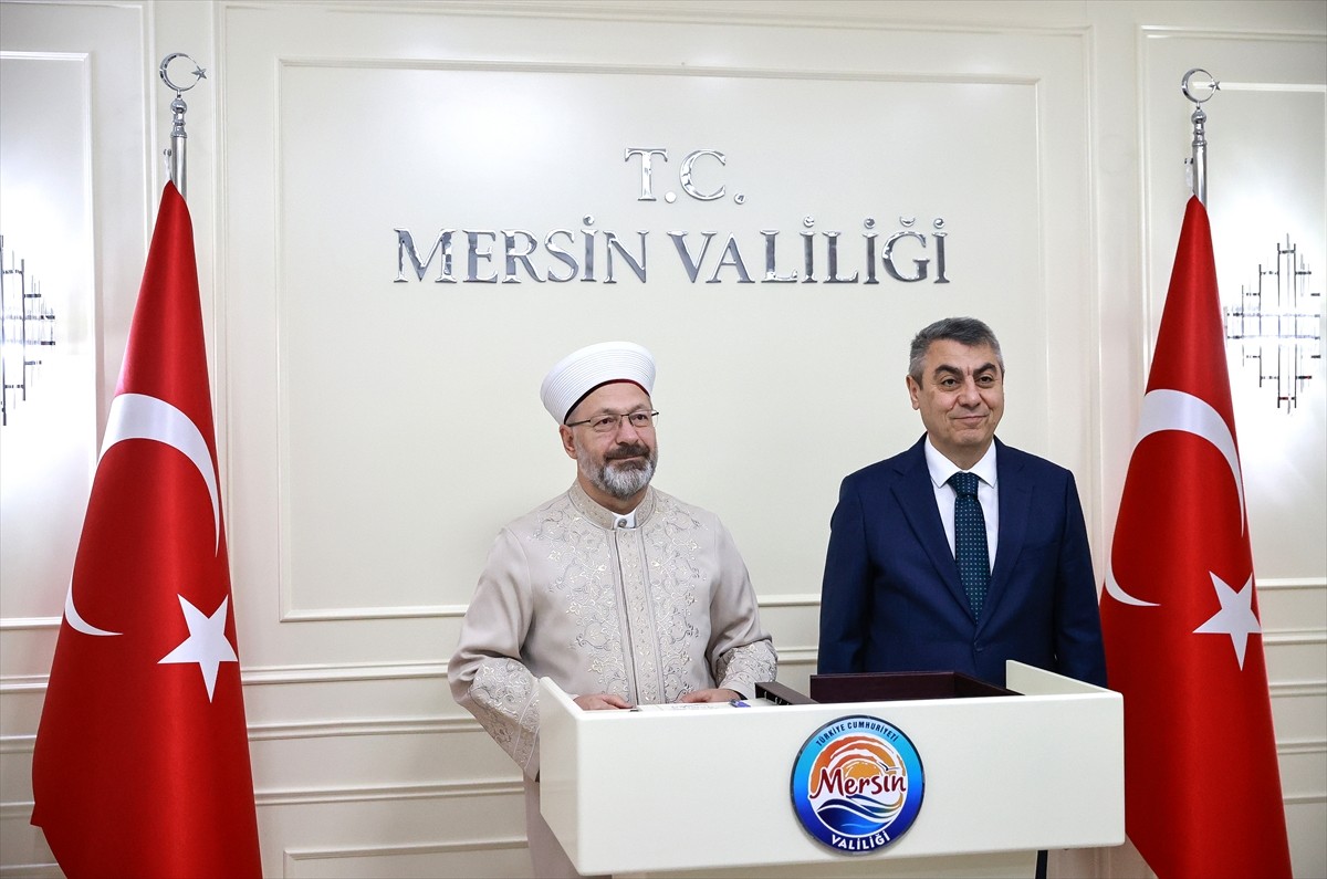 Diyanet İşleri Başkanı Ali Erbaş (sağda), Mersin'deki programları kapsamında, Vali Atilla Toros'u...