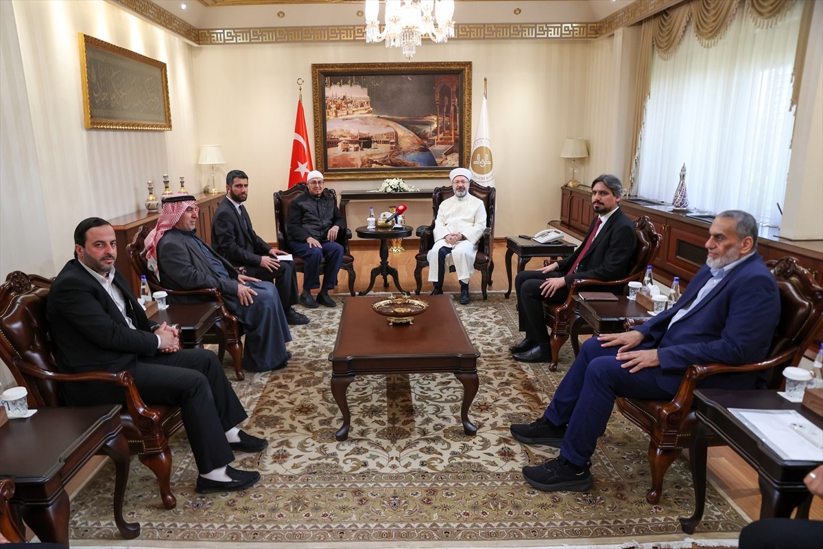 Diyanet İşleri Başkanı Prof. Dr. Ali Erbaş (ortada), Filistinli Alimler Heyeti Başkan Yardımcısı...