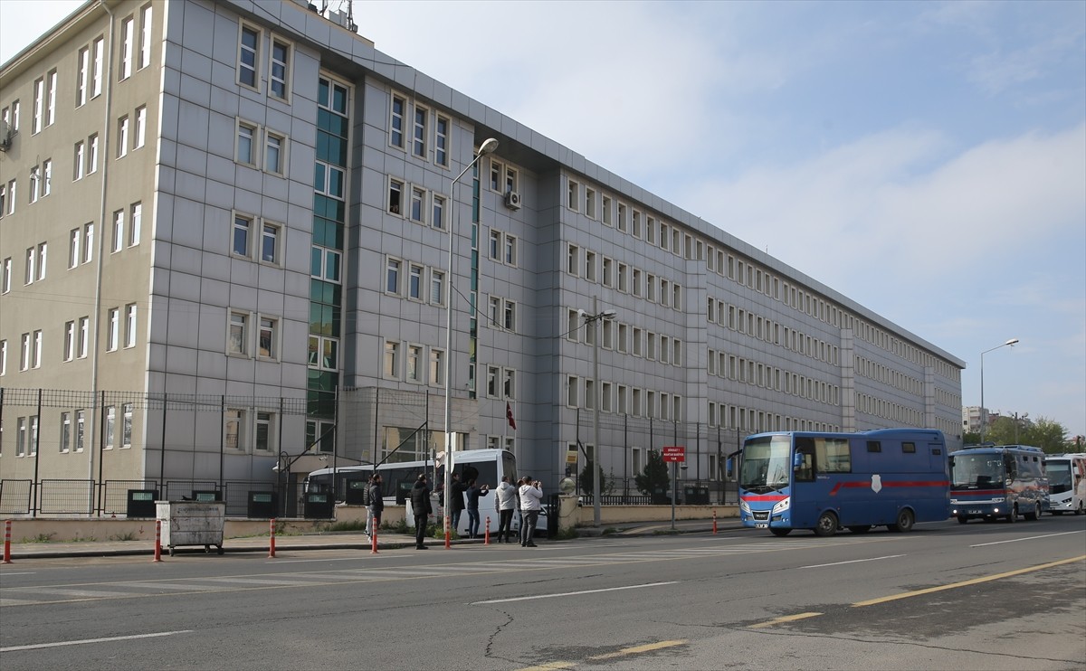 Diyarbakır'da 8 yaşındaki Narin Güran'ın öldürülmesine ilişkin dava için tutuklu sanıklar...