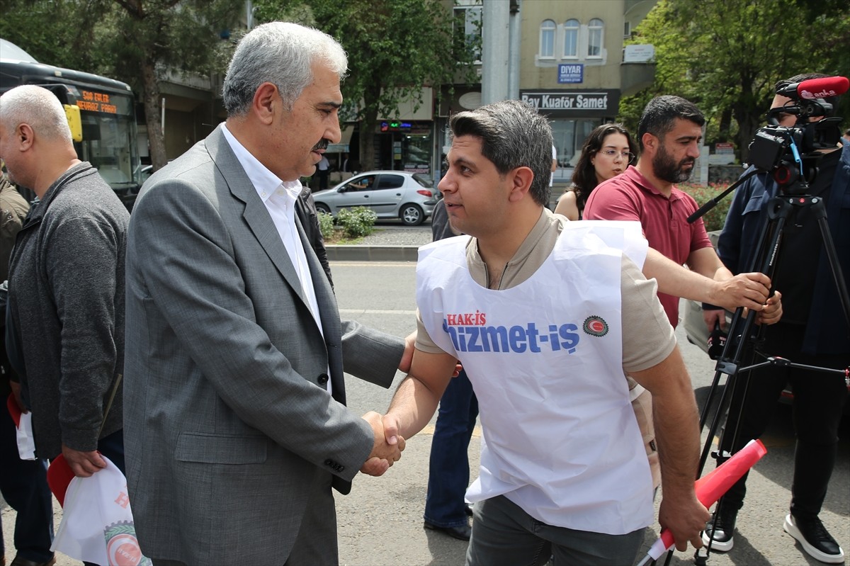 Diyarbakır'da bazı belediyelerde işten çıkarılan işçilerin eylemi devam ediyor. AK Parti...