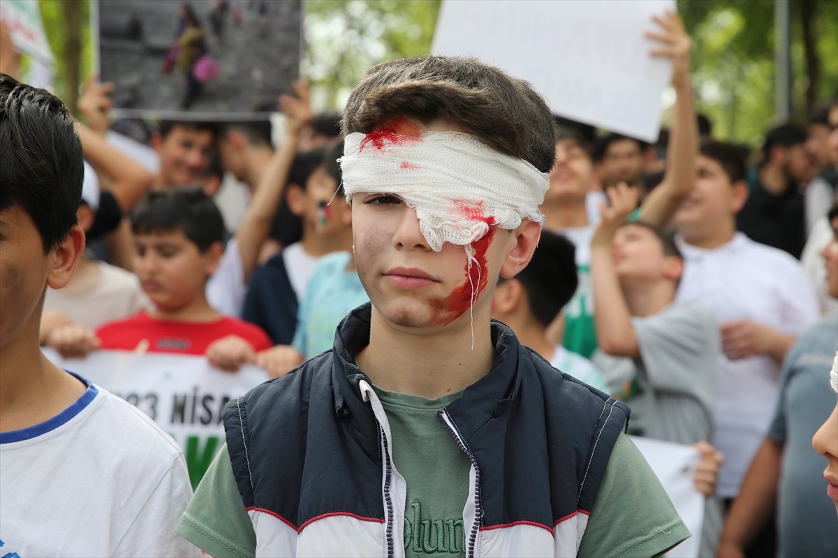 Diyarbakır'da çocuklar, 23 Nisan Ulusal Egemenlik ve Çocuk Bayramı'nda Gazze'deki yaşıtlarına...