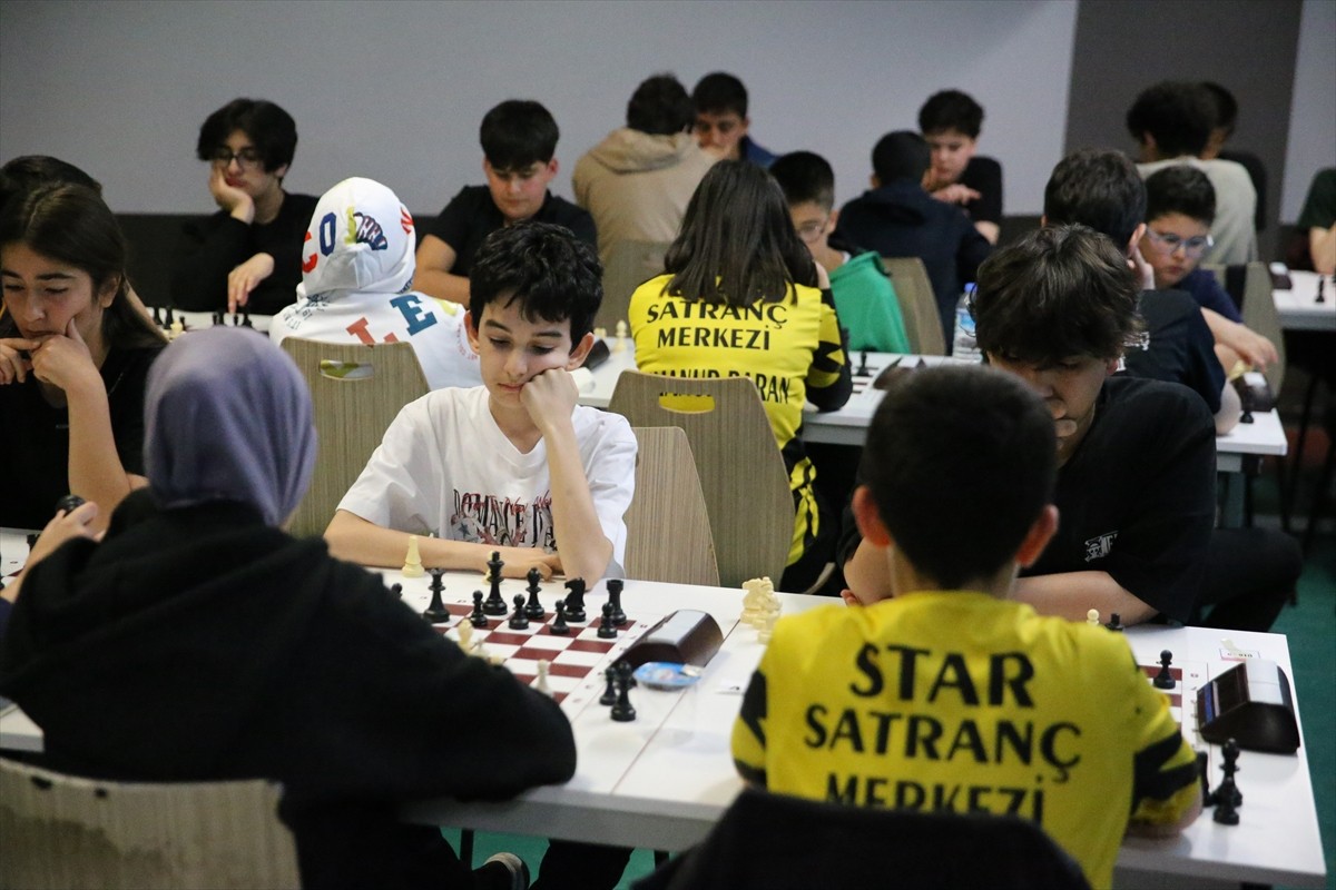 Diyarbakır'da Doğu Pediatri Derneği tarafından düzenlenen "3. Satranç Turnuvası" 17 ilden 150...