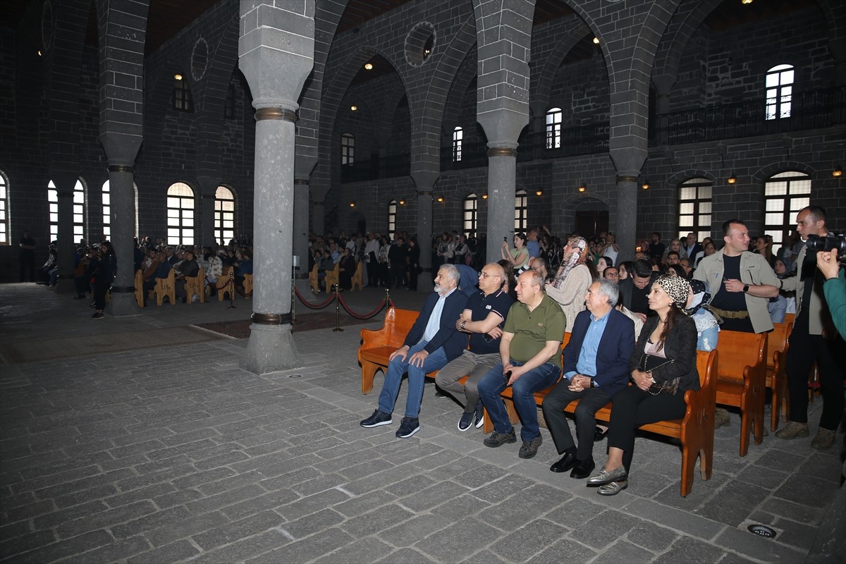 Diyarbakır'da Paskalya Bayramı tarihi Surp Giragos Ermeni Kilisesi'nde düzenlenen ayinle...