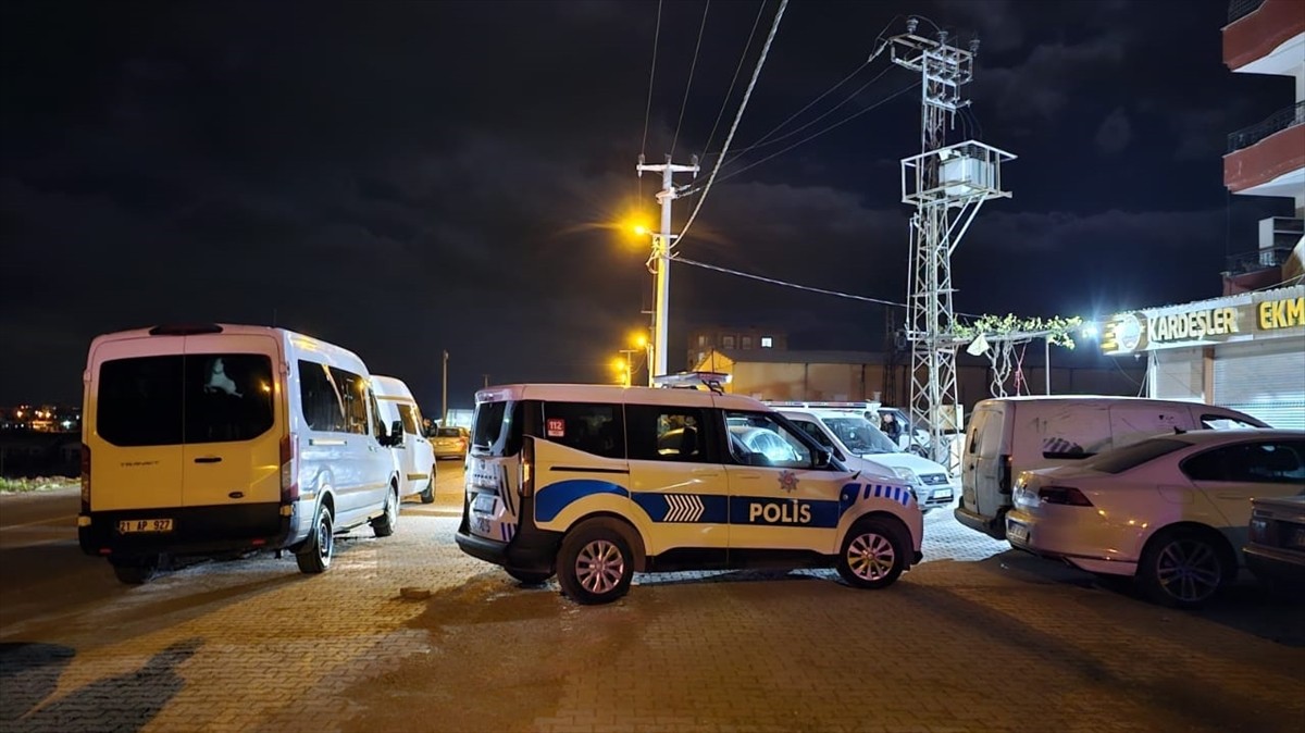 Diyarbakır'ın Bismil ilçesinde iki aile arasında çıkan silahlı kavgada 5 kişi yaralandı. Polis...