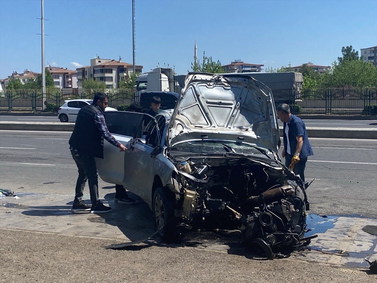 Diyarbakır'ın merkez Kayapınar ilçesinde refüje çarptıktan sonra devrilen otomobilin sürücüsü...
