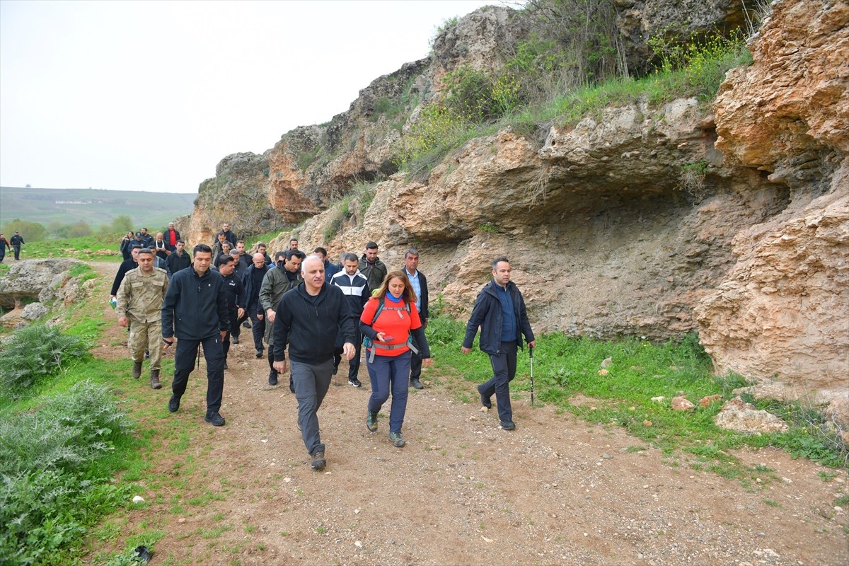 Diyarbakır Valisi Murat Zorluoğlu (solda), "Kral Yolu" rotasındaki Eğil Yatır Kanyonu'nda...