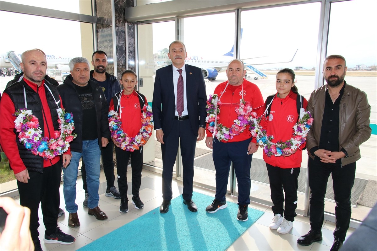 Dünya Liseler Şampiyonası'ndan madalyayla dönen Vanlı sporcular, kentte çiçeklerle karşılandı. İl...