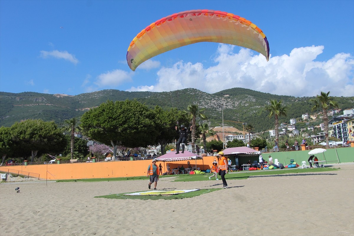 Dünya Yamaç Paraşütü Hedef Şampiyonası'nın 2. etabı Antalya'nın Alanya İçesinde...