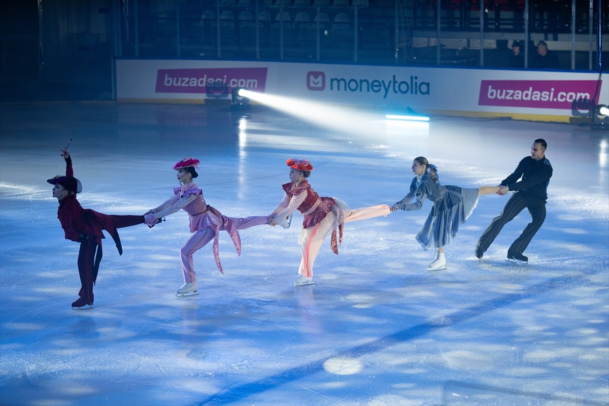 Dünyanın dört bir yanında sahne alan "Cinderella on Ice" gösterisi, İstanbul'da izleyicilerle...