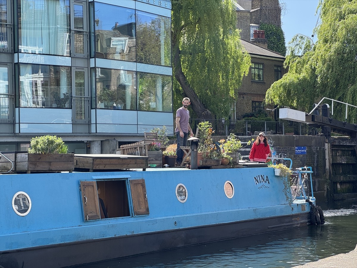 Dünyanın en pahalı kentlerinden Londra'da kiralar ve yaşam maliyetlerine para yetiştirmekte...