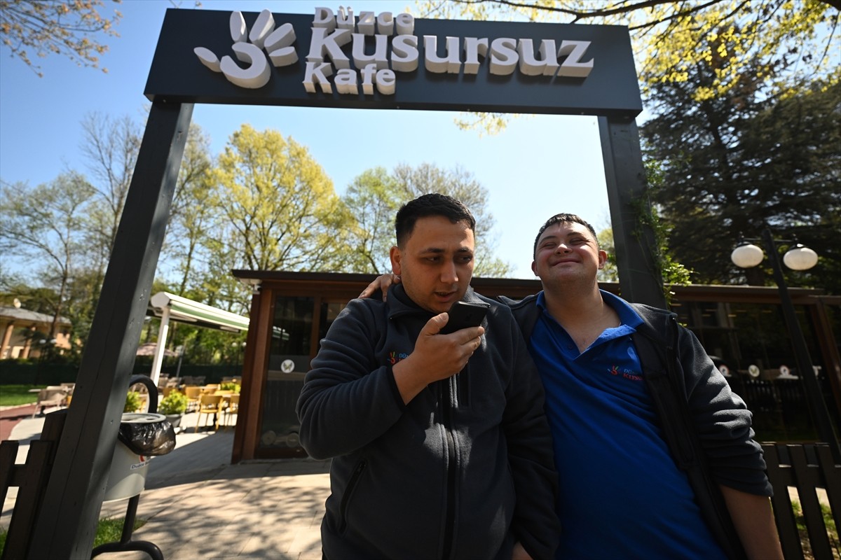 Düzce'de Kentpark'ta hizmet veren Kusursuz Kafe'de çalışan down sendromlu, zihinsel ve bedensel...