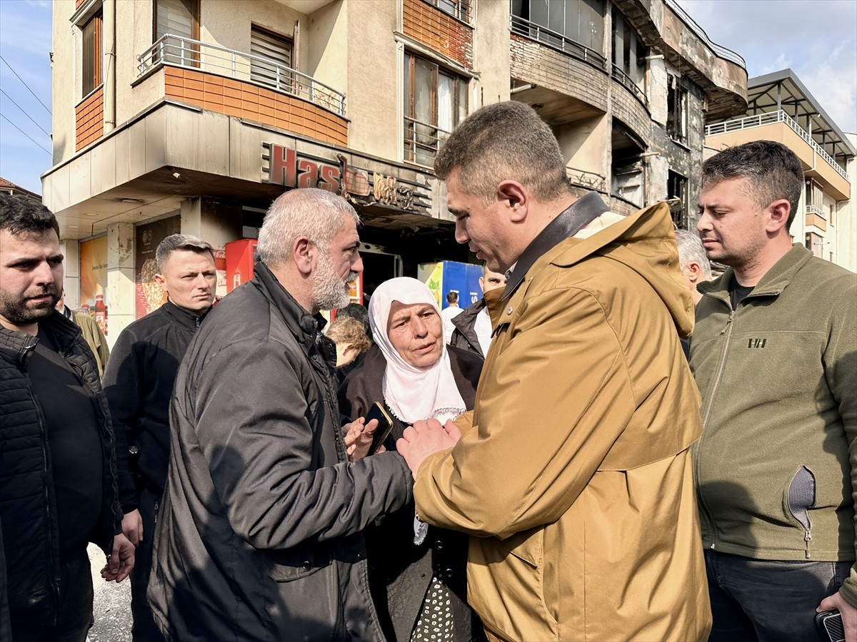Düzce'de klima motorunun alev almasıyla başlayan yangında 2 katlı binada ağır hasar oluştu.