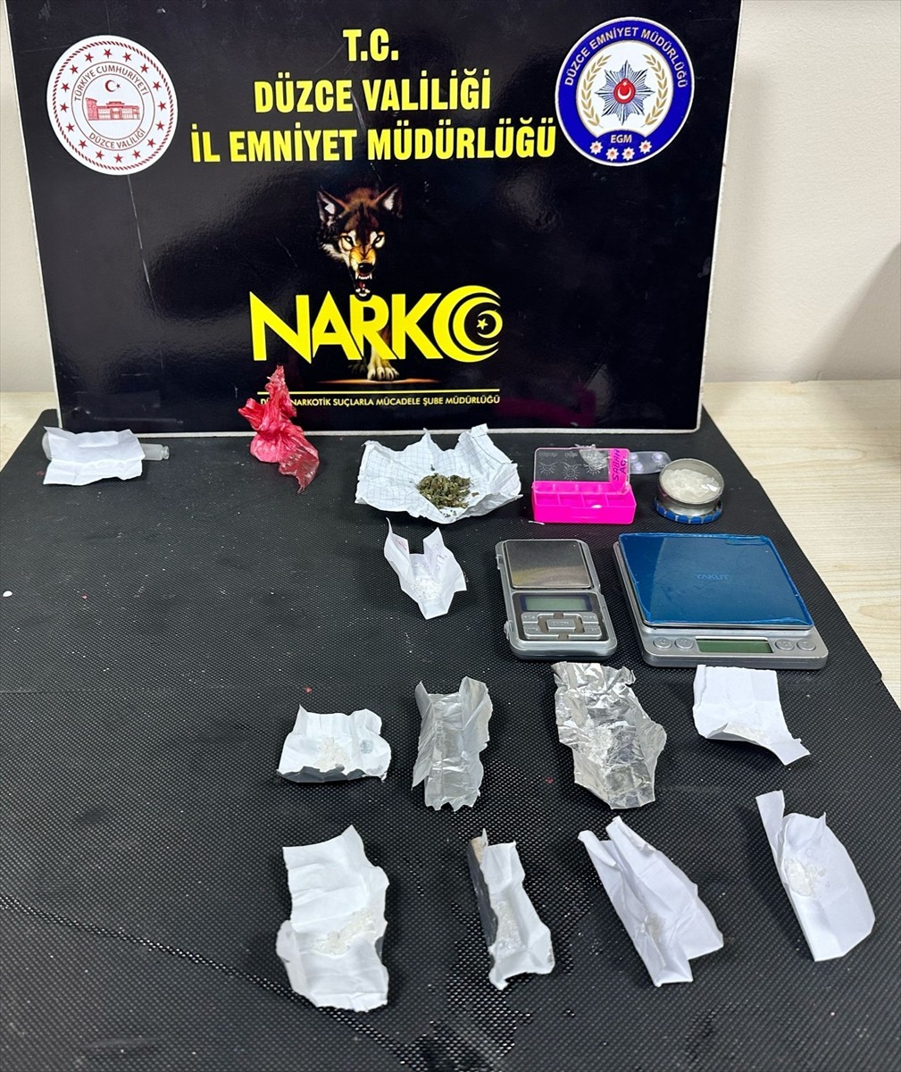 Düzce'de uyuşturucu operasyonunda gözaltına alınan 3 şüpheli tutuklandı. Operasyon kapsamında...