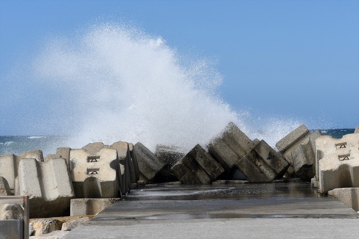 Düzce'nin Karadeniz'e kıyısı bulunan ilçesi Akçakoca'da kuvvetli rüzgar etkili oluyor. Şiddetli...