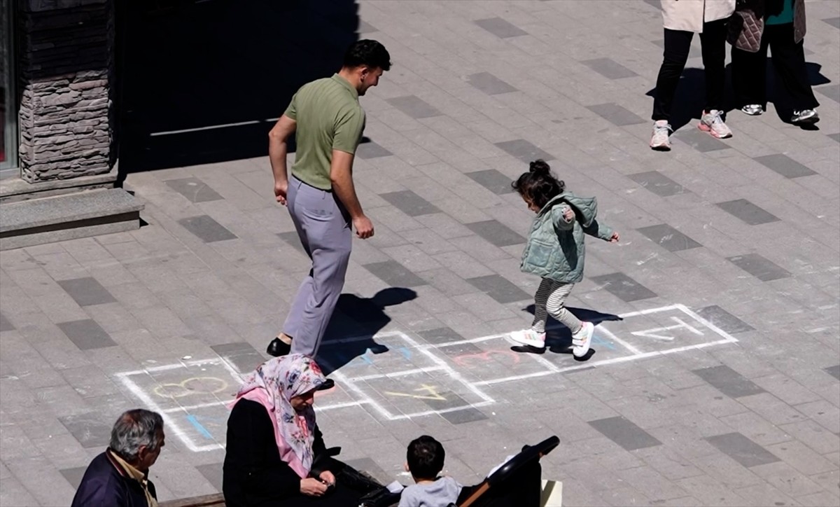 Düzce Belediyesi, 23 Nisan Ulusal Egemenlik ve Çocuk Bayramı kapsamında kaldırımlara çizilen...