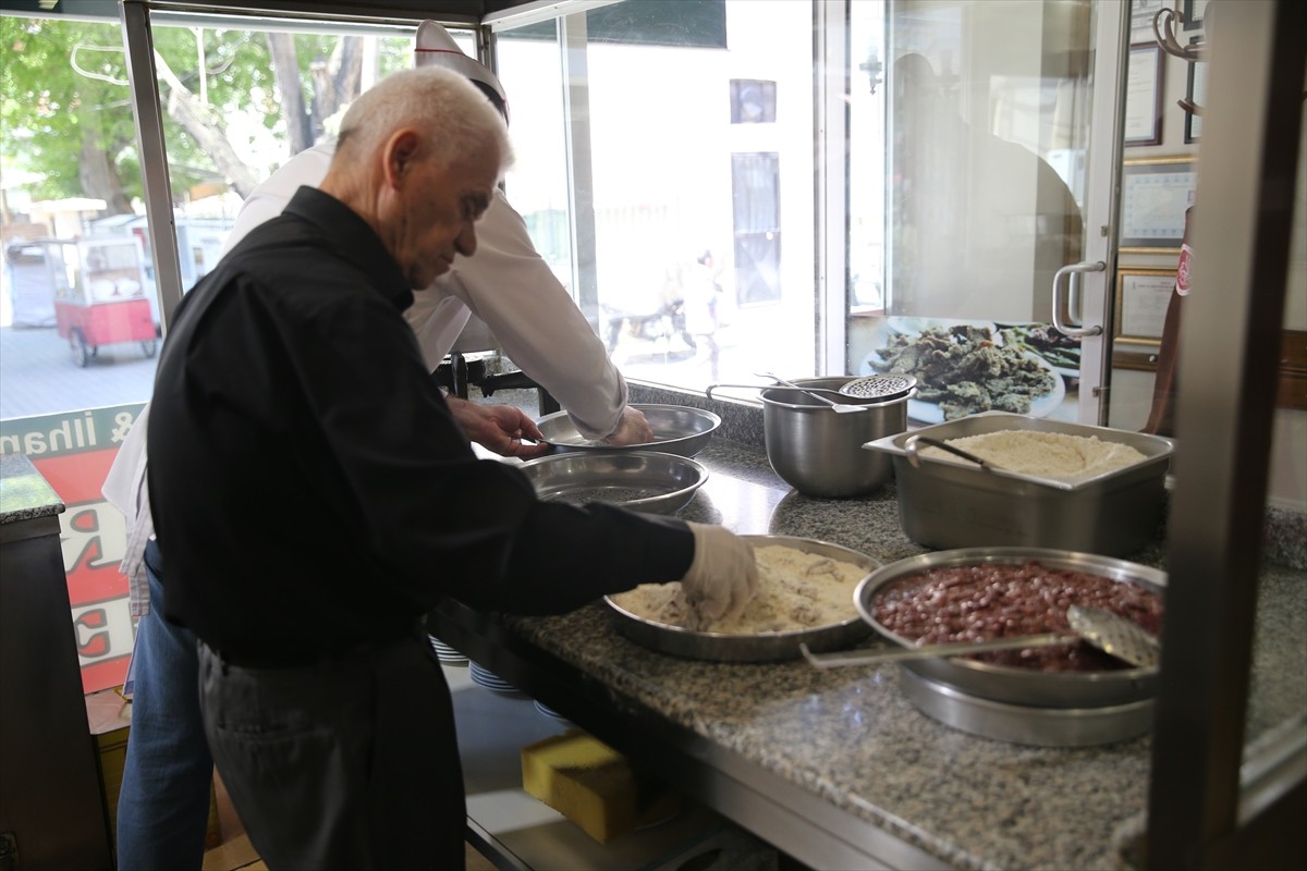Edirne'de, 76 yaşındaki tava ciğer ustası Kazım Gilan "Anadolu Mutfak Kültürü" ödülüne layık...