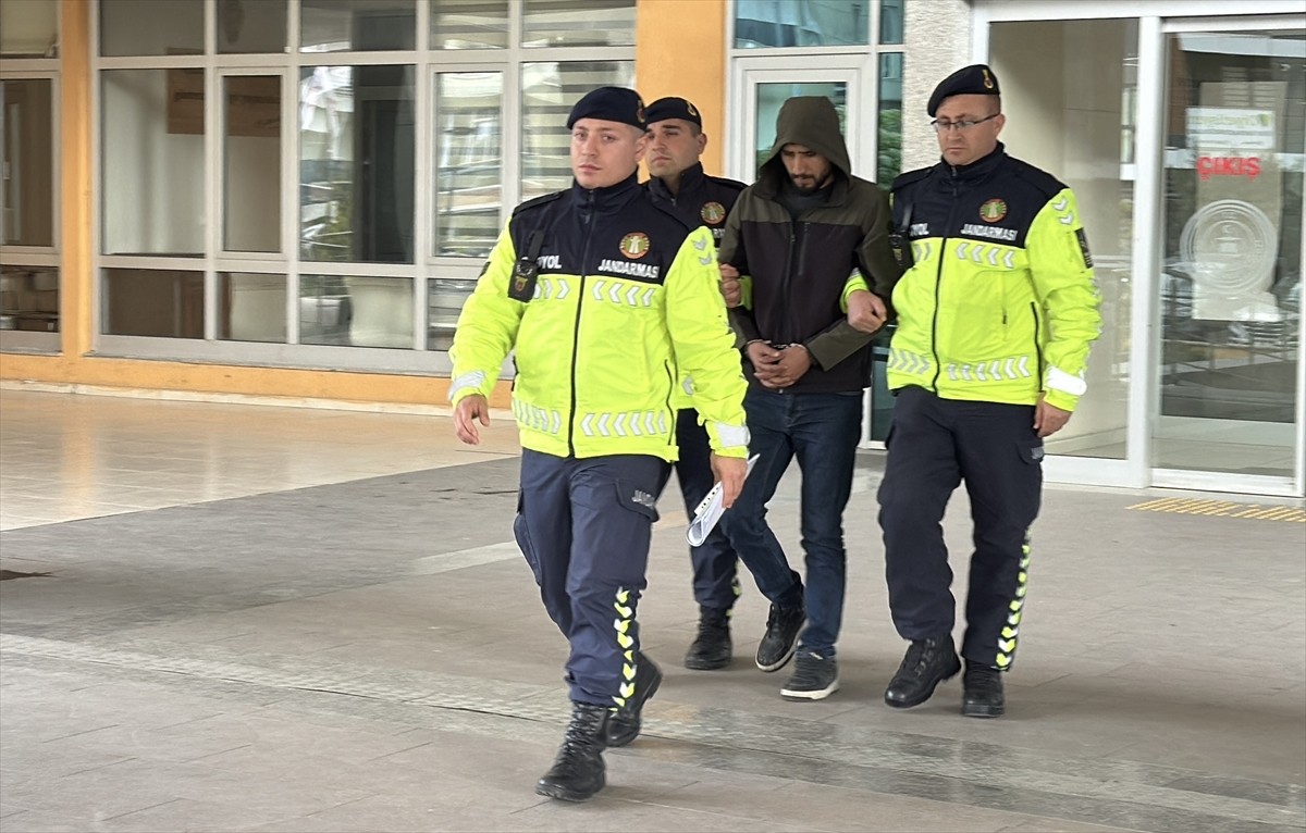  Edirne'de 8 düzensiz göçmenin yakalandığı kamyonetin sürücülüğünü yapan İstanbul Büyükşehir...