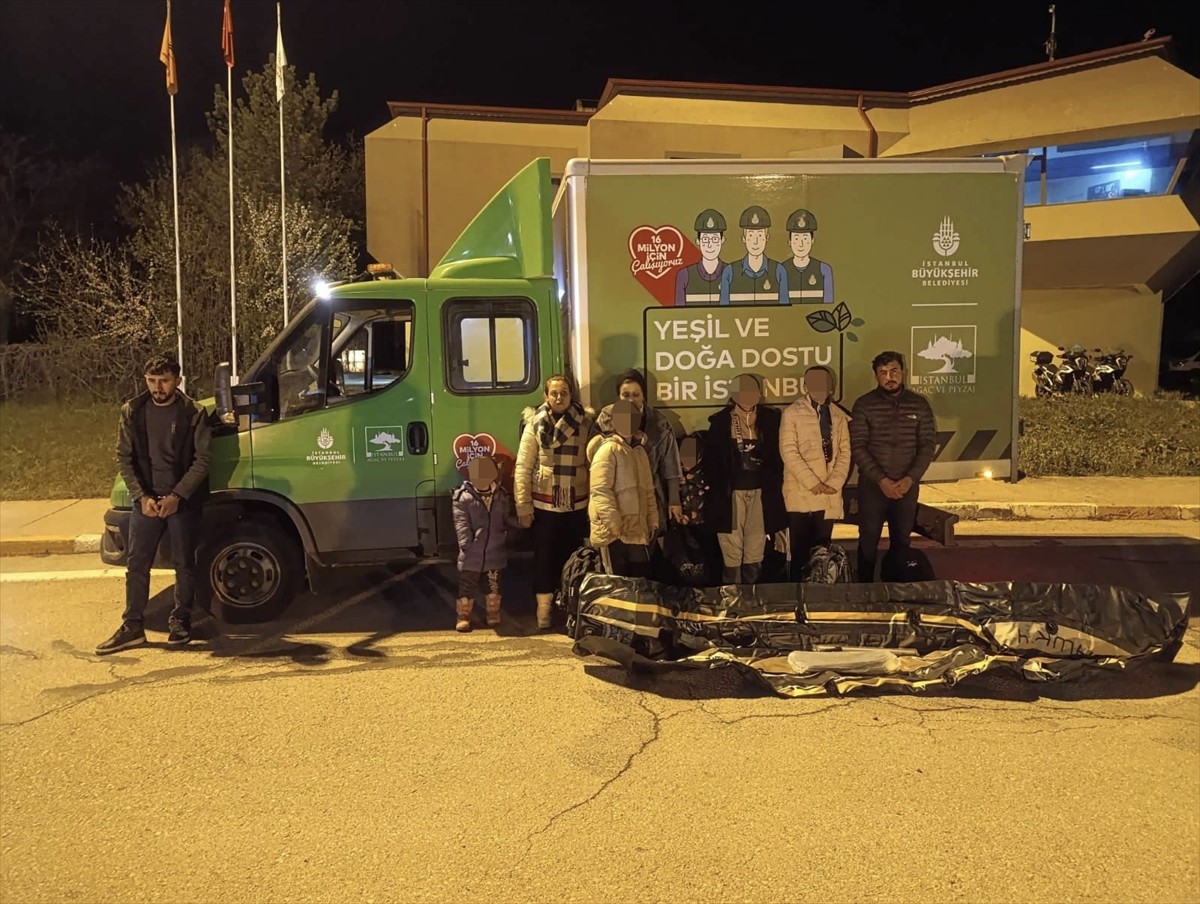 Edirne'de 8 düzensiz göçmenin yakalandığı kamyonetin sürücüsü "insan kaçakçılığı" iddiasıyla...