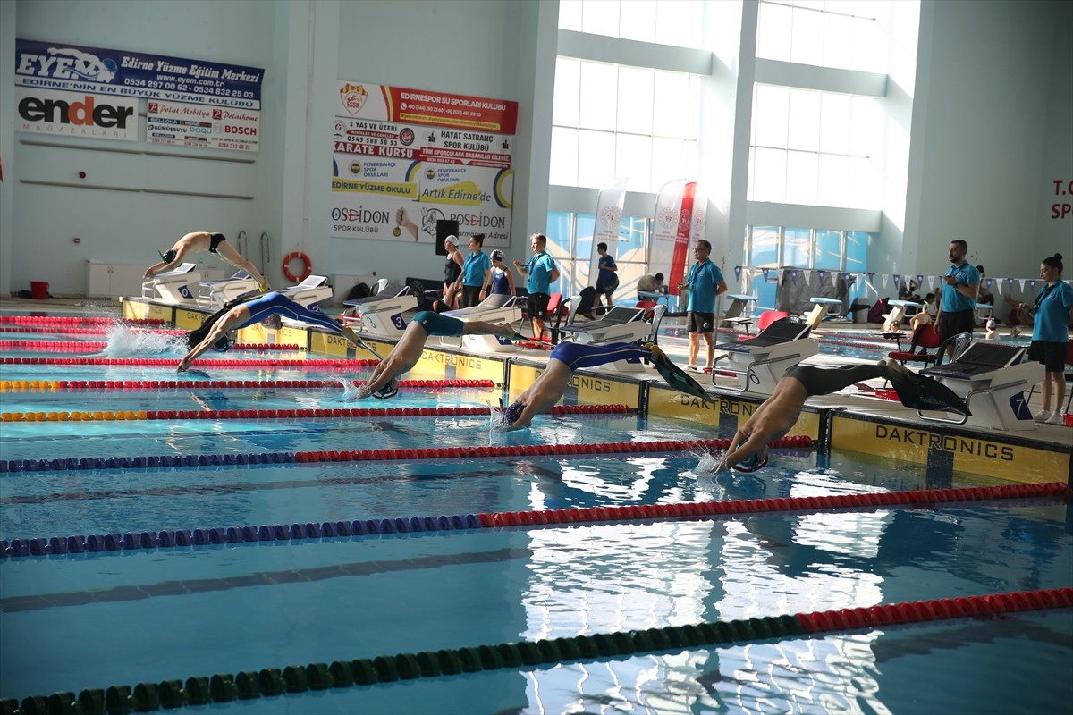 Edirne'de düzenlenen Paletli Yüzme Kulüplerarası Türkiye Şampiyonası ve milli takım seçmelerinde 4...