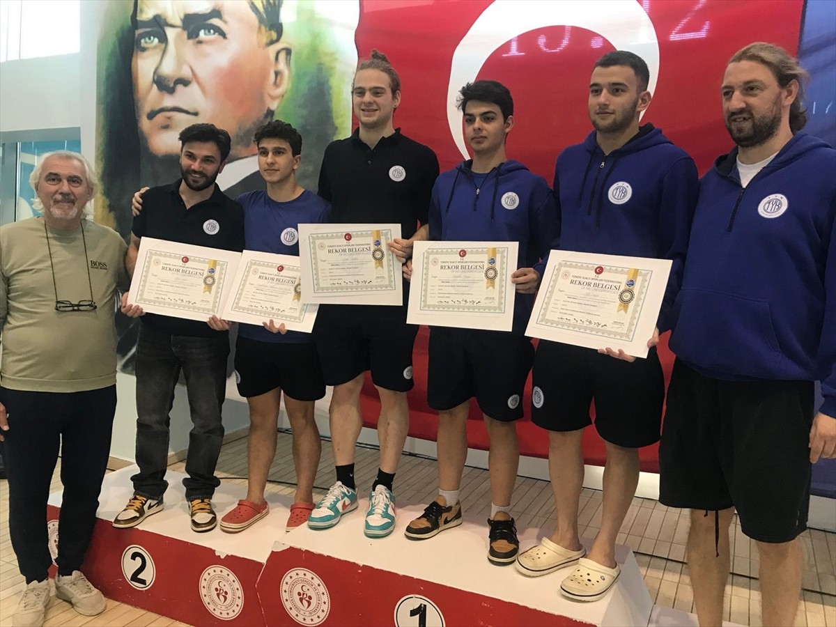 Edirne'de düzenlenen Paletli Yüzme Kulüplerarası Türkiye Şampiyonası ve milli takım seçmelerinde 6...