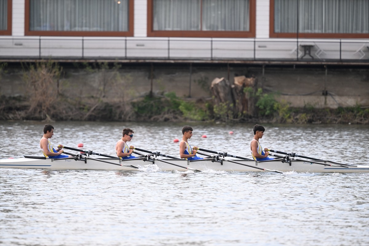 Edirne'de düzenlenen Uluslararası Meriç Kürek Yarışları'nda ikinci gün tamamlandı. Meriç...