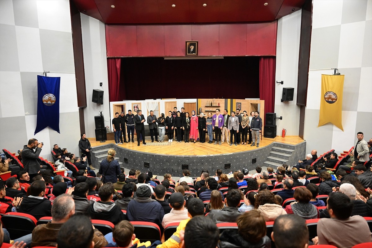 Edirne'de emniyet mensuplarından oluşan tiyatro grubunun sahnelediği, uyuşturucuyla mücadelede...