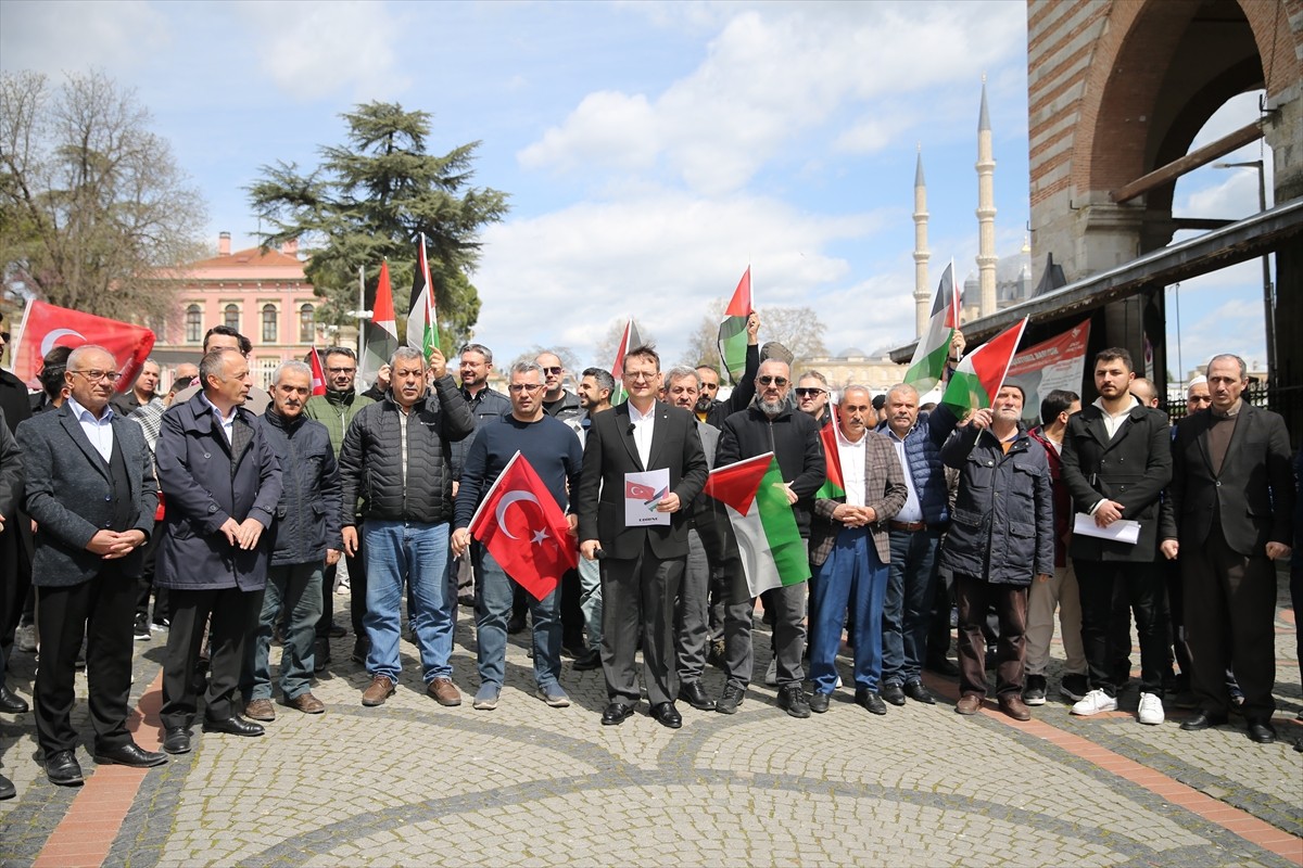 Edirne'de İsrail'in Gazze'ye yönelik saldırıları protesto edildi. Eski Cami önünde Anadolu Gençlik...