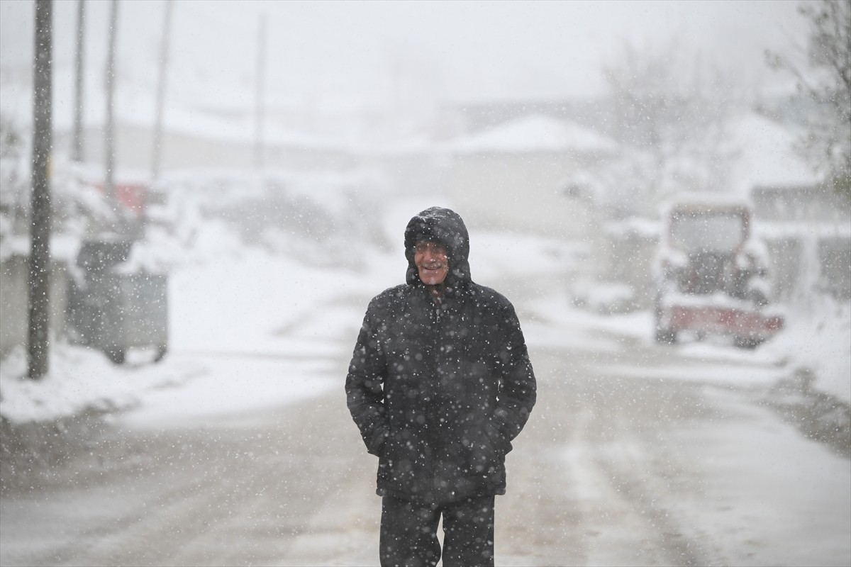 Edirne'de kar yağışı etkili oldu. Bulgaristan sınırındaki Hamzabeyli köyü karla kaplandı. 