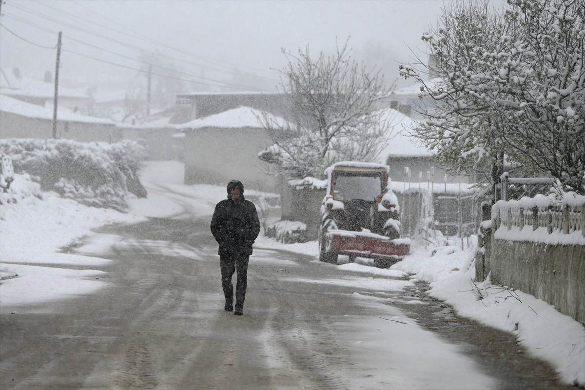Edirne'de kar yağışı etkili oldu. Bulgaristan sınırındaki Hamzabeyli köyü karla kaplandı. 