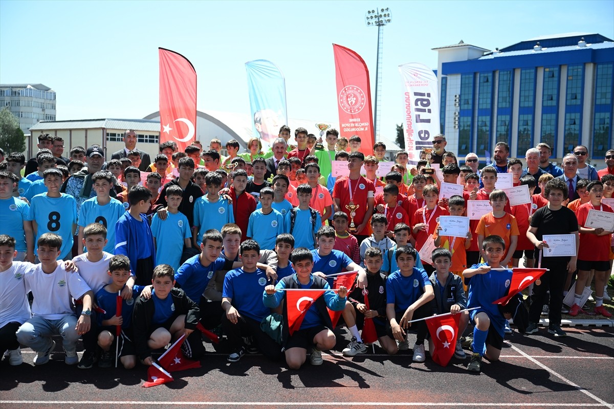 Edirne'de Mahalle Ligi Projesi'nin finali Şükrüpaşa Atletizm Sahası'nda gerçekleştirildi. Dereceye...