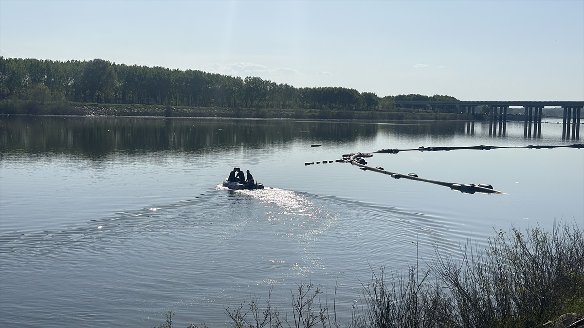 Edirne'de, Meriç Nehri'nde kaybolduğu iddia edilen çocuğun bulunması için çalışma...