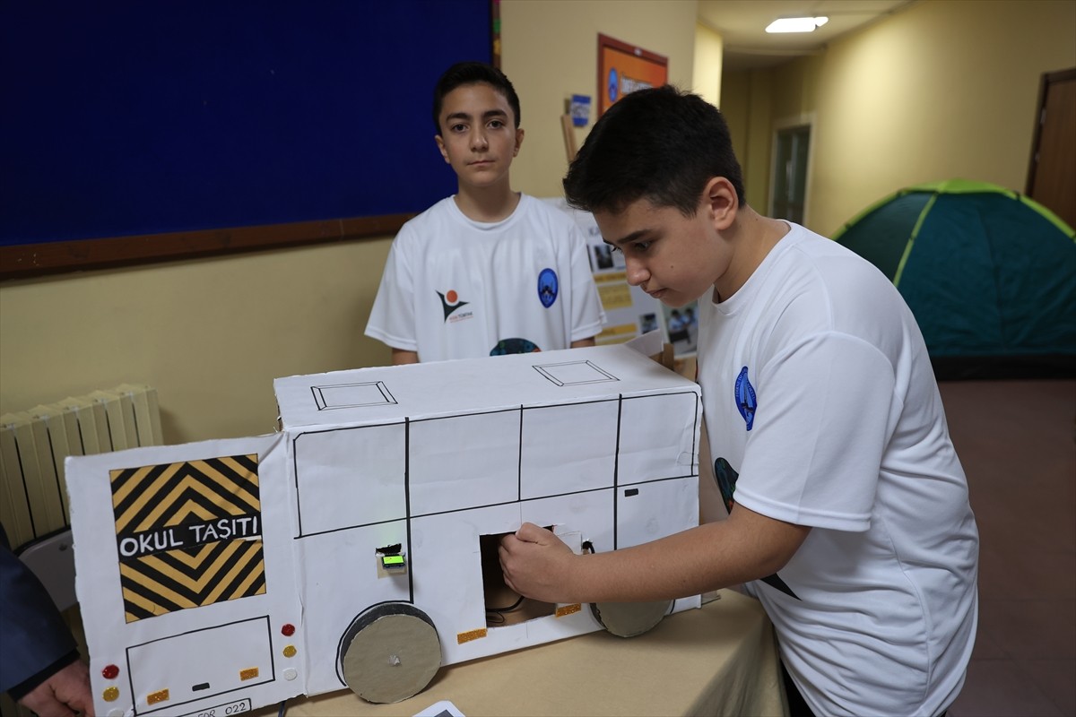 Edirne'de öğrenciler, TÜBİTAK Bilim Fuarı kapsamında okul servislerinde unutulmanın önüne geçmek...