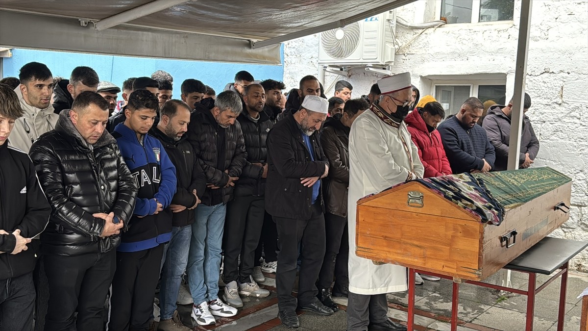 Edirne'de okul bahçesinde bıçakla öldürülmüş halde bulunan 15 yaşındaki kızın cenazesi, Yıldırım...