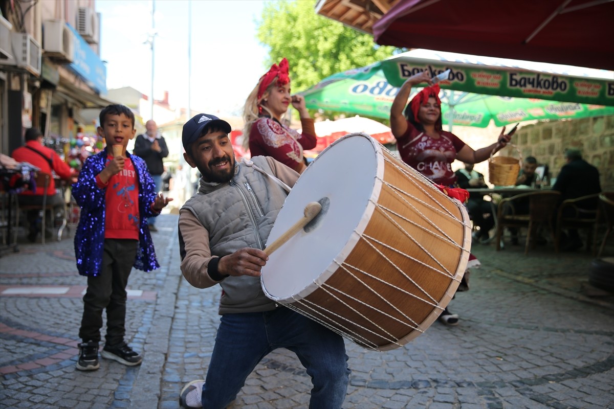 Edirne'de Romanlar, Kakava geleneği kapsamında müzik ve dans eşliğinde vatandaşları 5-6 Mayıs'ta...