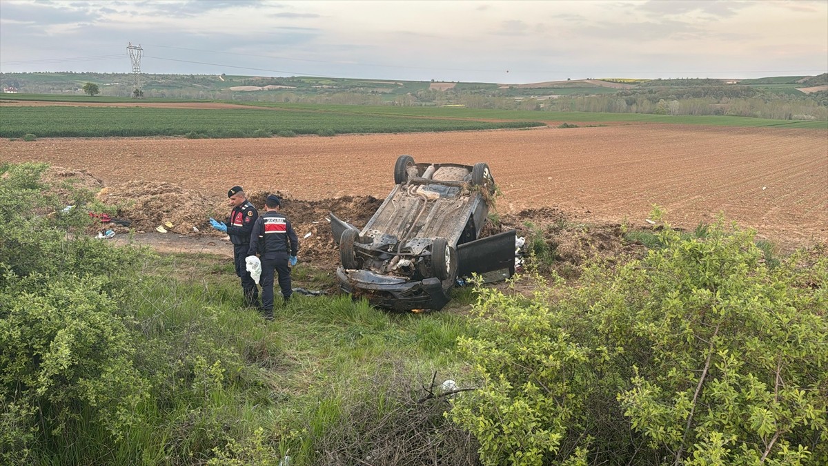 Edirne'de yoldan çıkarak tarlaya devrilen otomobilin sürücüsü ağır yaralandı. Kaza yerine jandarma...