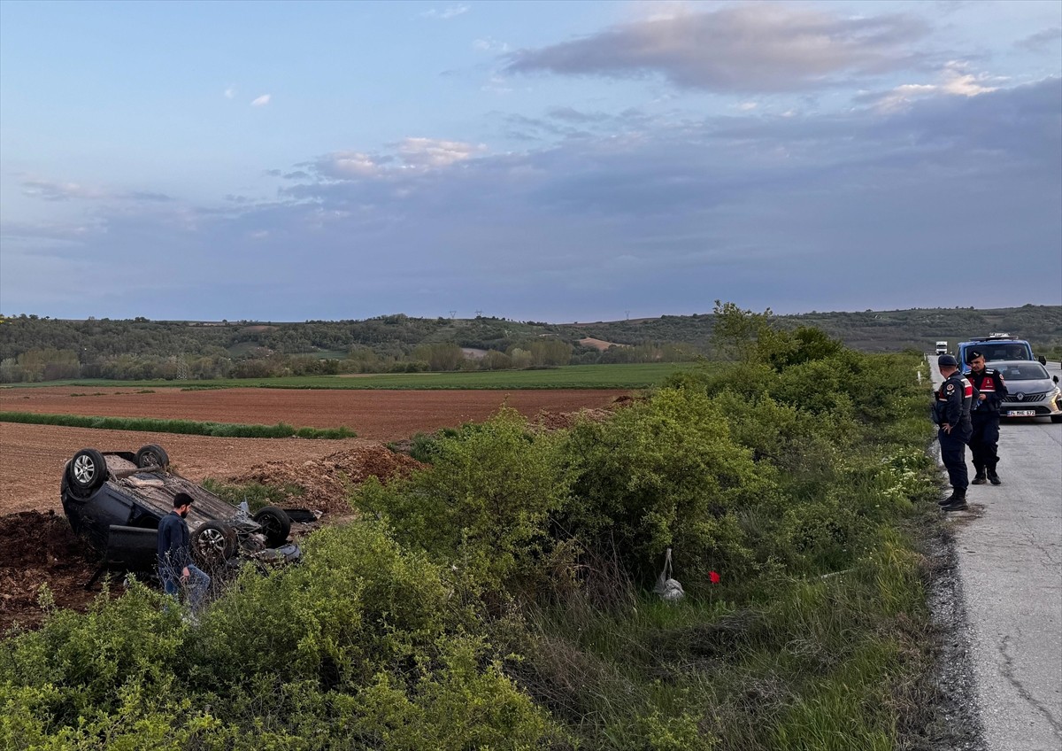 Edirne'de yoldan çıkarak tarlaya devrilen otomobilin sürücüsü ağır yaralandı. Kaza yerine jandarma...