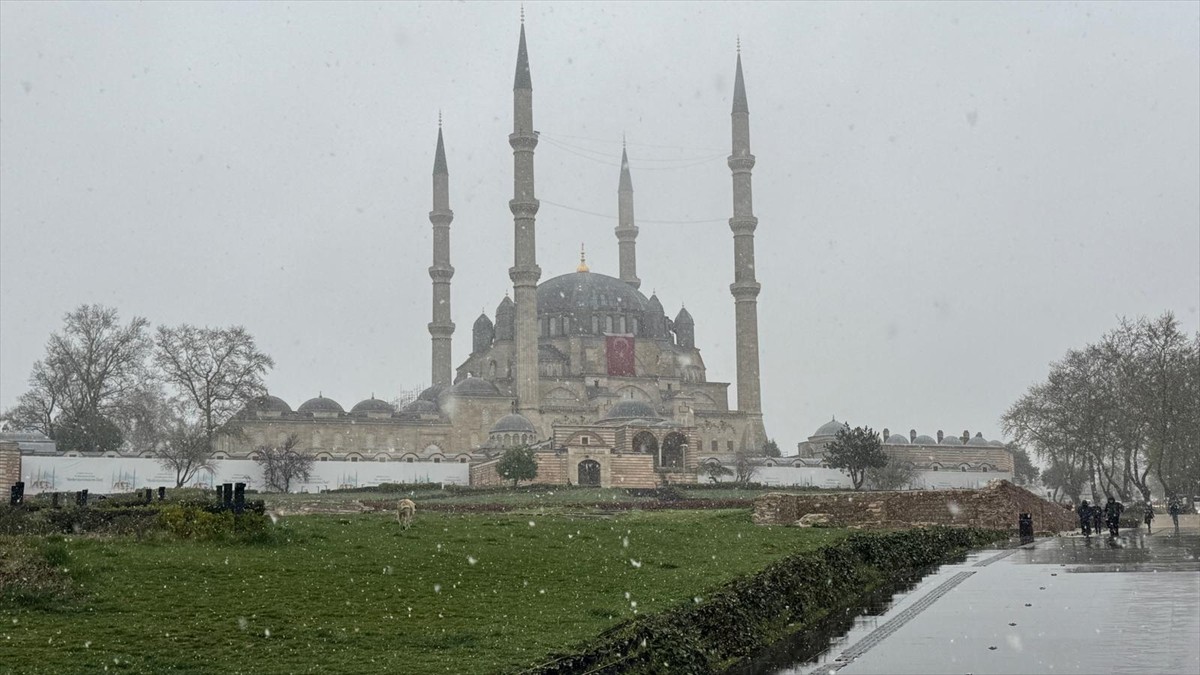 Edirne kent merkezinde kar yağışı etkili oldu.