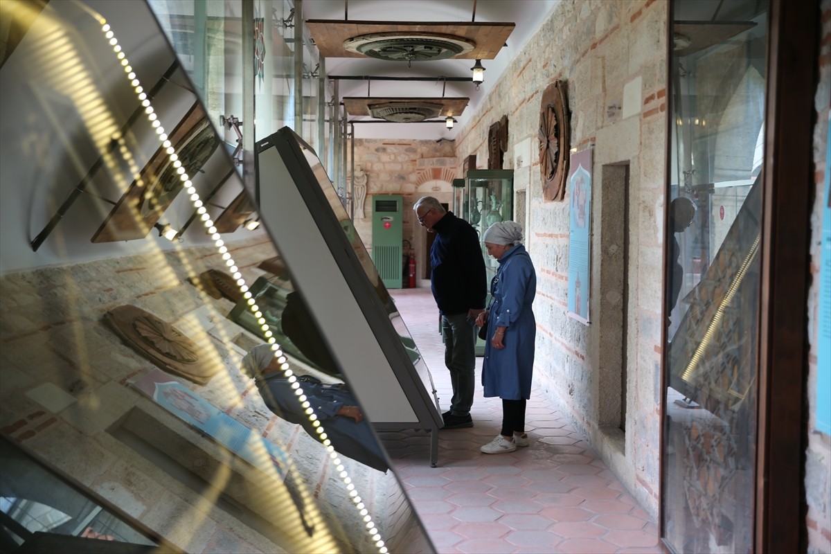 Edirne Türk İslam Eserleri Müzesi'ndeki silah teknolojisi sergisini gezenler, silahların binlerce...