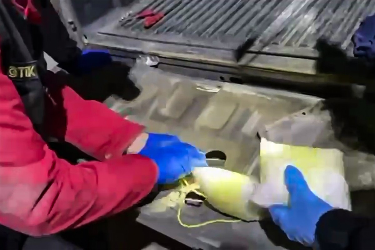 Elazığ'da bagaj kapağında 5 kilogram uyuşturucu ele geçirilen pikabın sürücüsü...