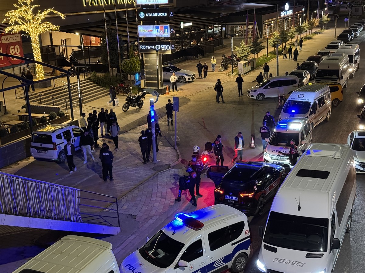 Elazığ'da çıkan silahlı kavgada 1 kişi yaralandı.