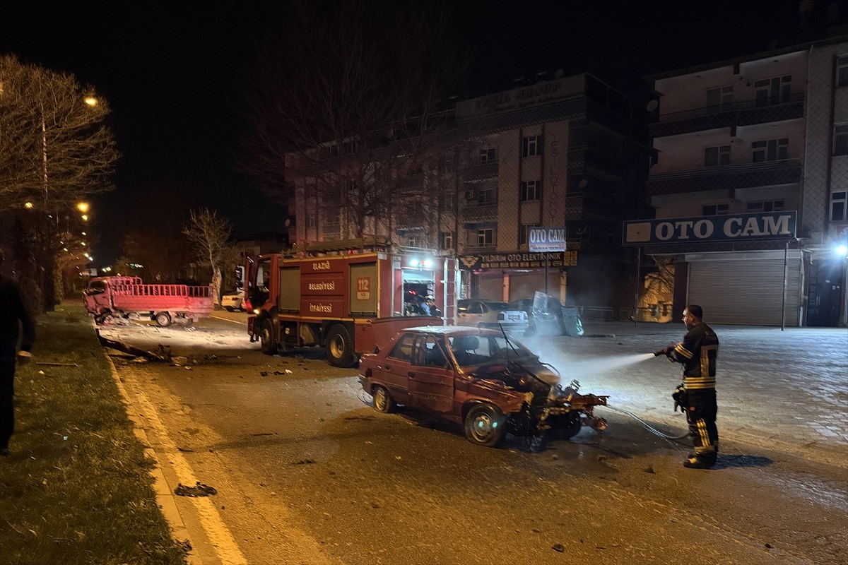 Elazığ'da otomobil ile kamyonetin çarpışması sonucu 1 kişi yaralandı. Çarpışmanın etkisiyle...