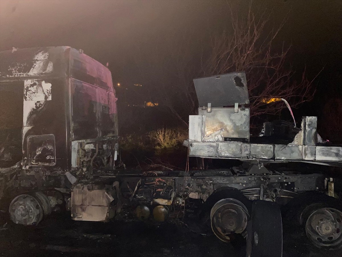 Elazığ'da seyir halindeki tırda çıkan ve itfaiye ekiplerinin müdahalesiyle söndürülen yangın tırda...