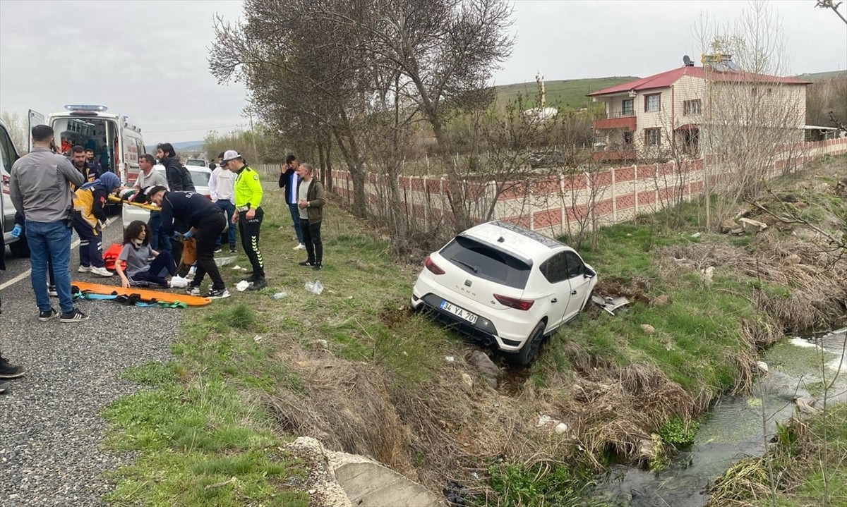 Elazığ'ın Karakoçan ilçesinde otomobilin dereye devrilmesi sonucu 3 kişi yaralandı. Kaza yerine...