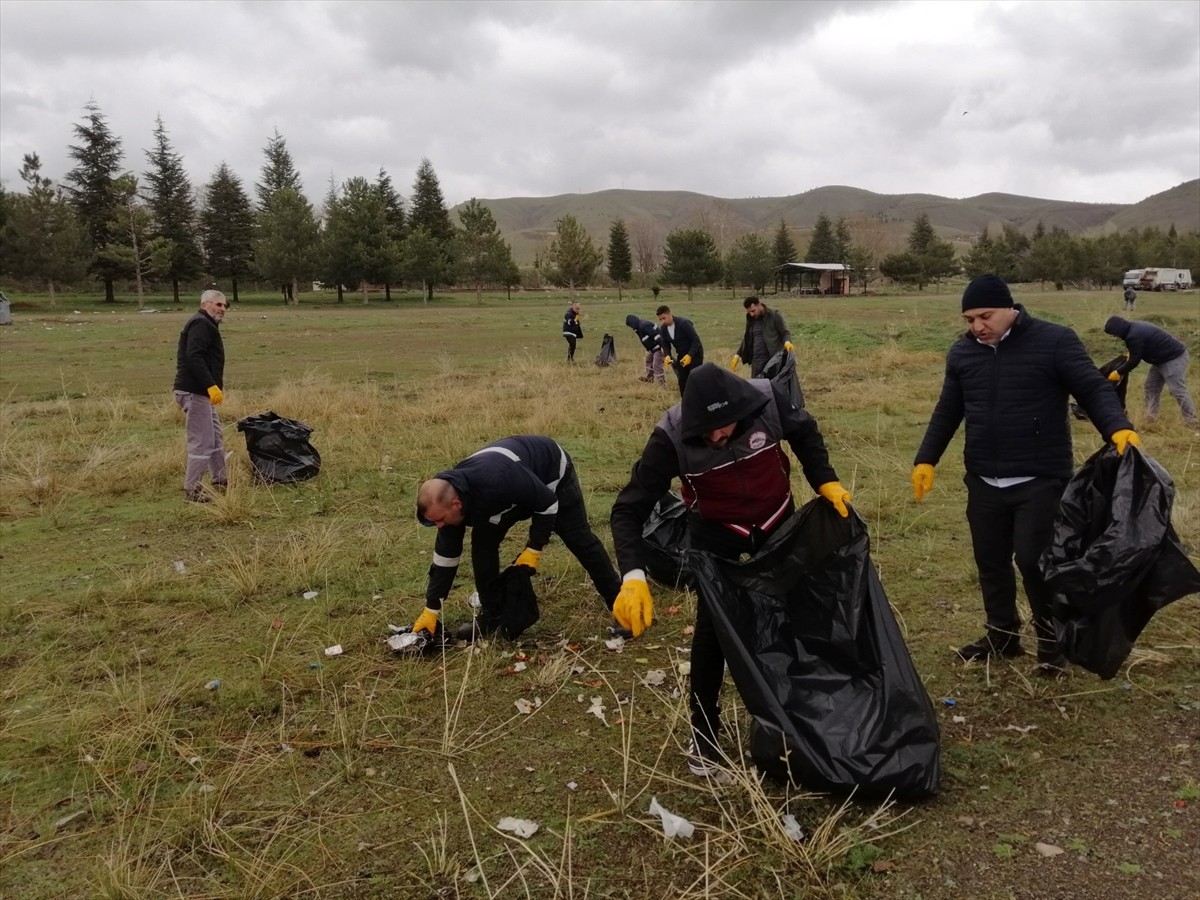 Elazığ İl Özel İdaresi ekipleri, Hazar Gölü kıyısında çevre temizliği yaptı. Çalışmada, plastik...