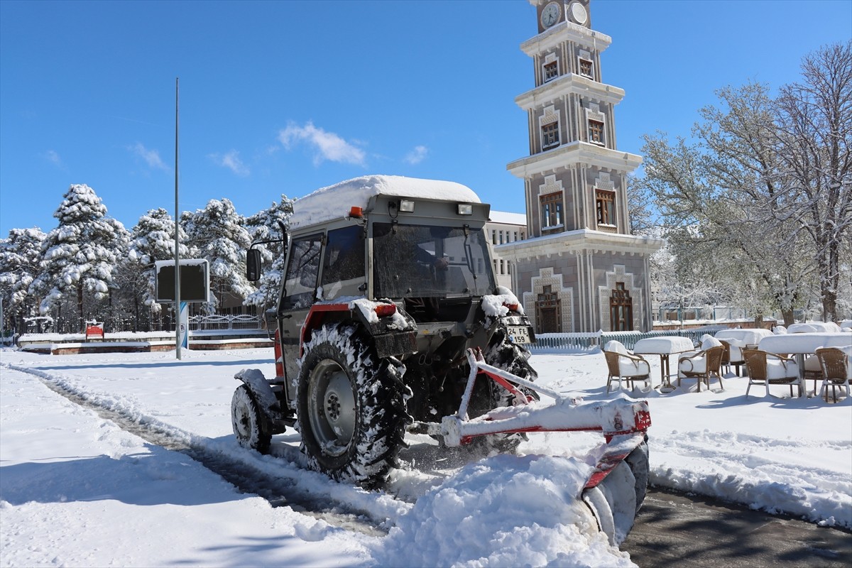 Erzincan'da gece başlayan kar, aralıklarla sabaha kadar etkisini artırarak devam etti.