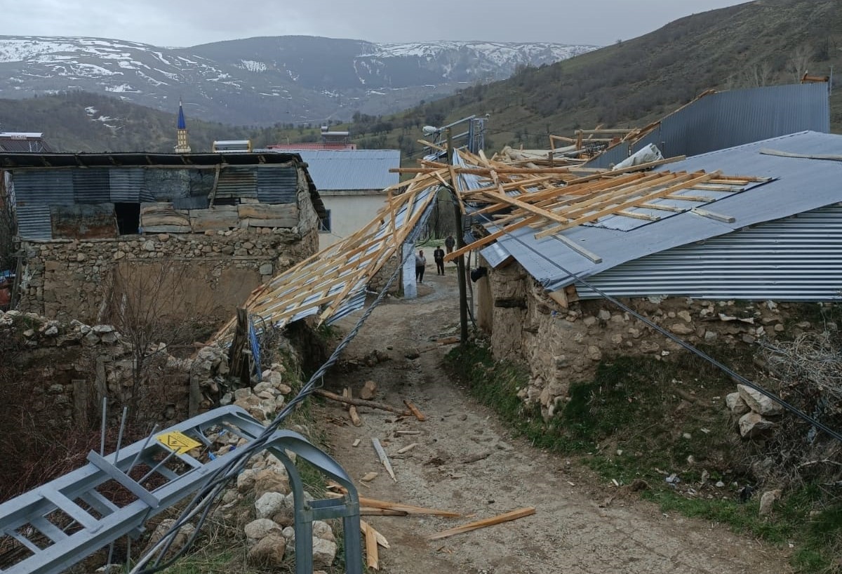 Erzincan'ın Refahiye ilçesinde etkili olan şiddetli fırtına nedeniyle bazı evlerin çatıları uçtu...