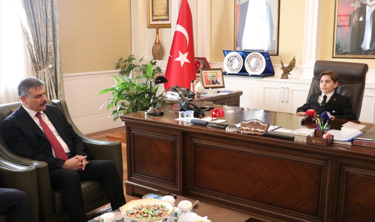 Erzurum'da 23 Nisan Ulusal Egemenlik ve Çocuk Bayramı nedeniyle Vali Mustafa Çiftçi, makam...