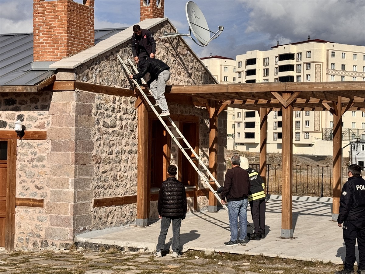 Erzurum'da, arkadaşıyla girdiği iddia üzerine çıktığı çatıda mahsur kalan genç, itfaiye...