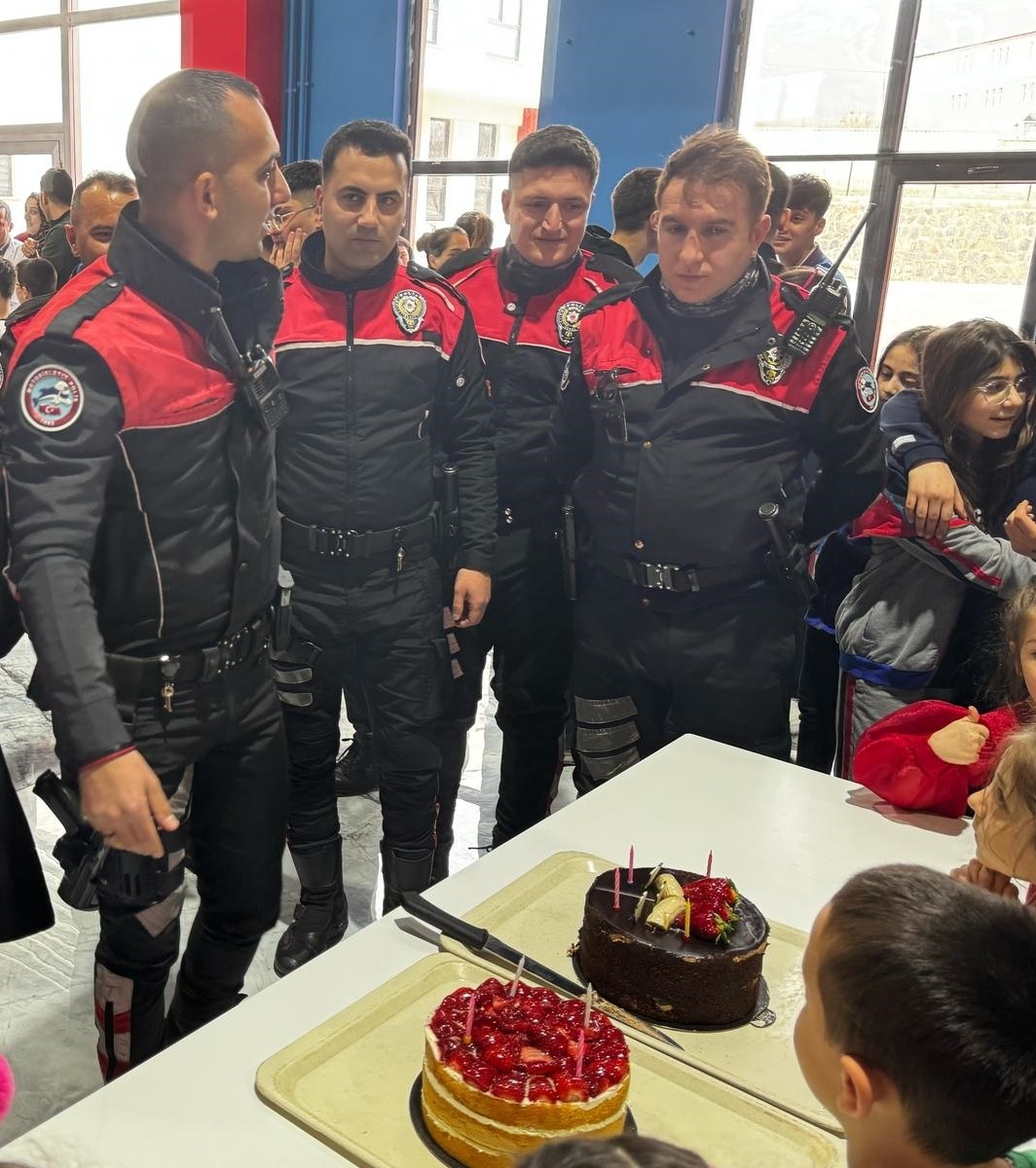 Erzurum'da bir okulda kavga çıktığı yönündeki ihbar üzerine adrese giden polis ekipleri...